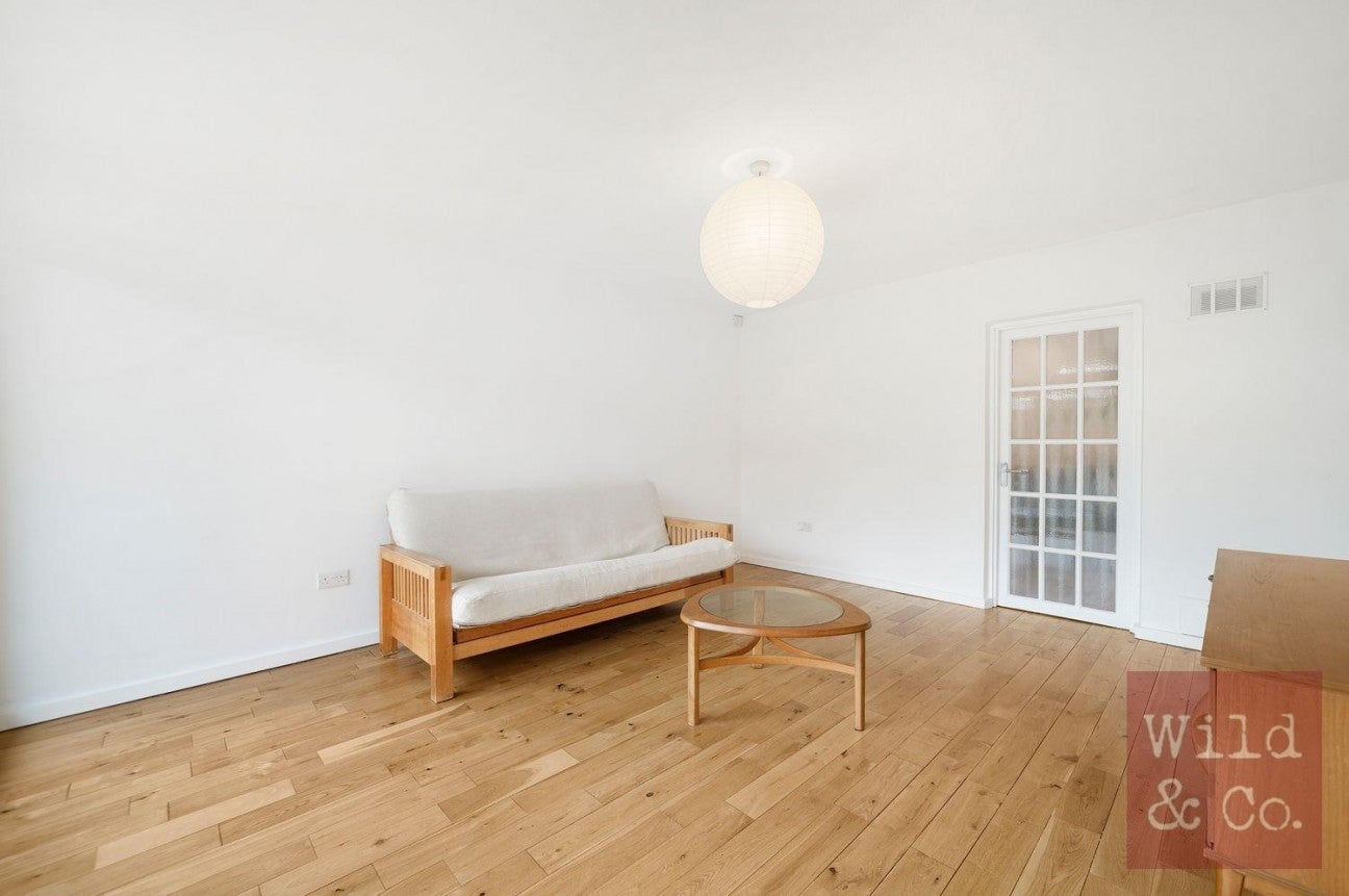 Flat Daubeney Road in Greater London
