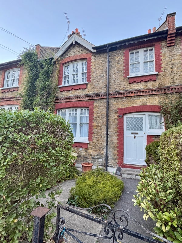 Room Hawthorn Road in Greater London