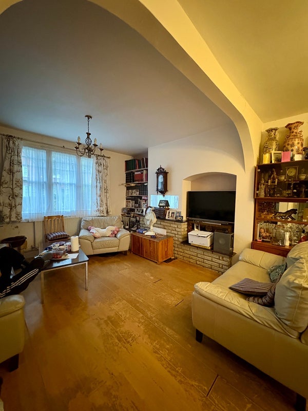 Room Hawthorn Road in Greater London