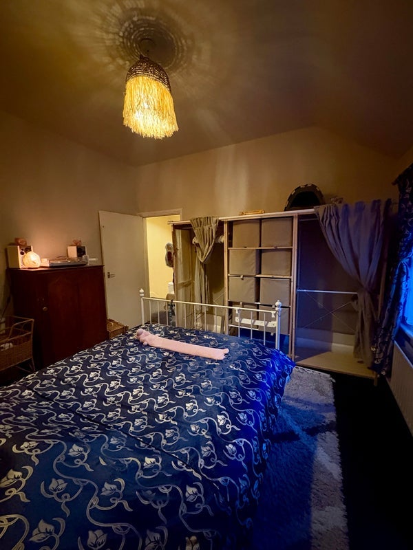 Room Hawthorn Road in Greater London
