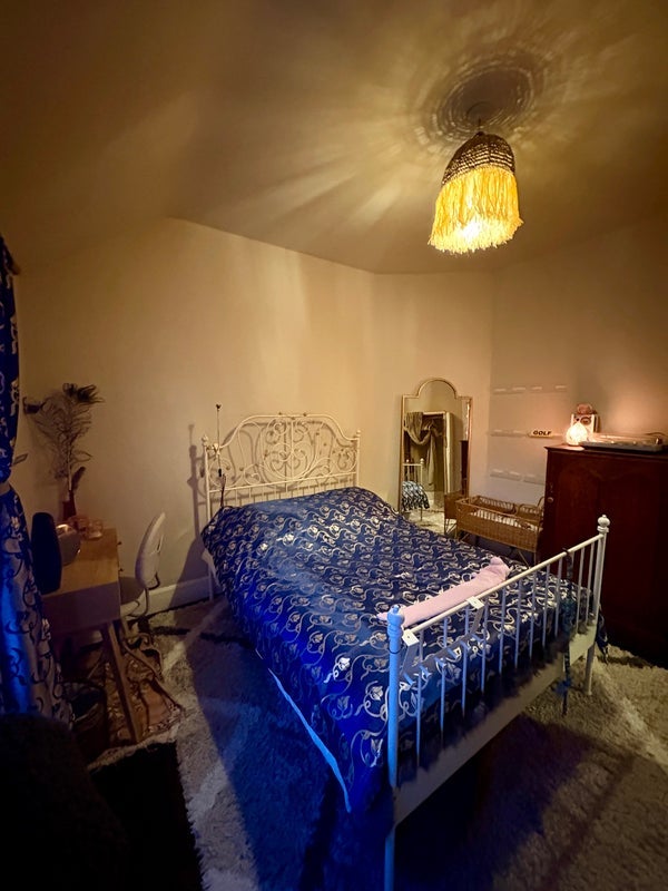Room Hawthorn Road in Greater London