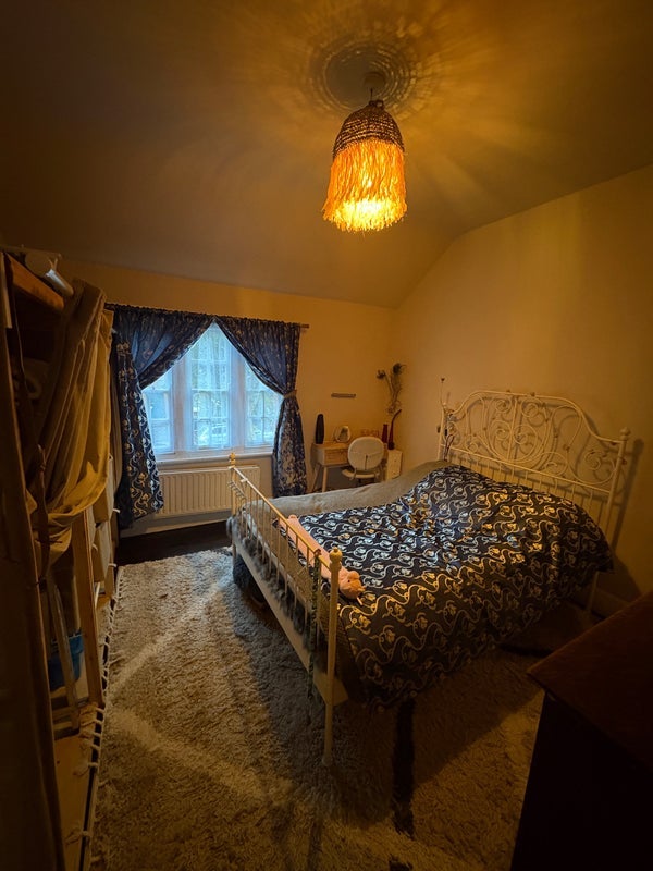 Room Hawthorn Road in Greater London