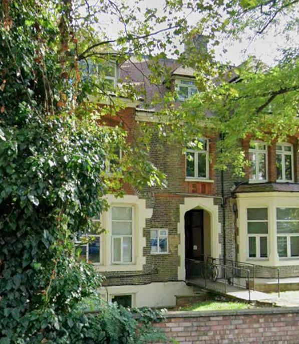 Flat Mount View Road in Greater London