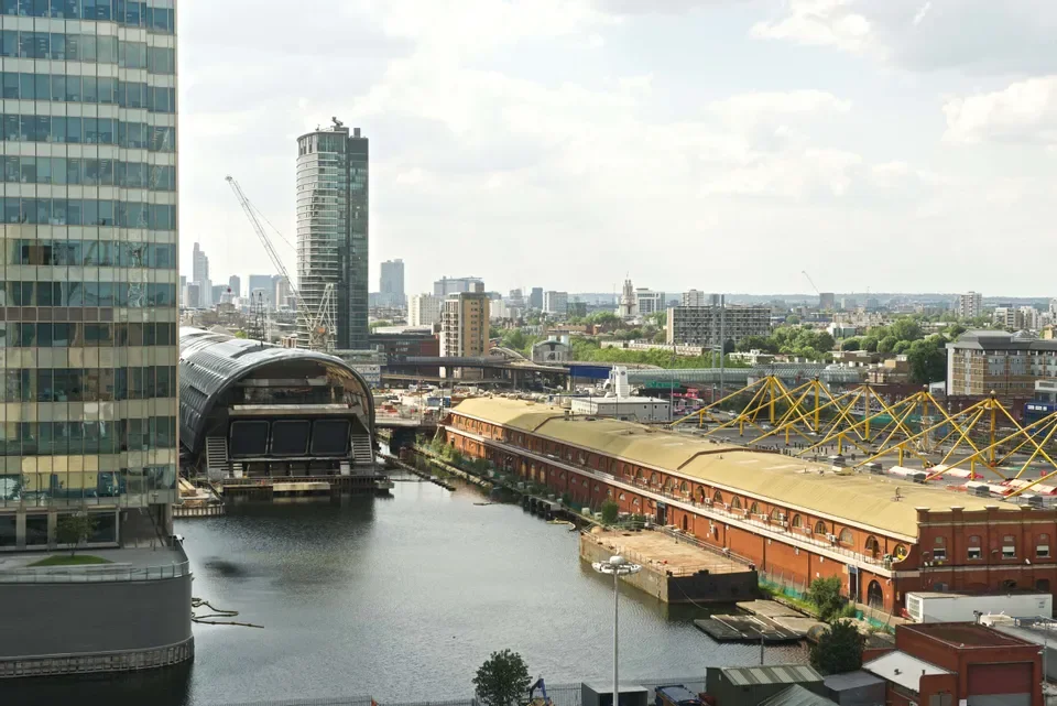 Flat Boardwalk Place in Greater London