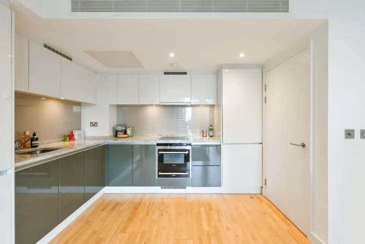 Flat Hertsmere Road in Greater London