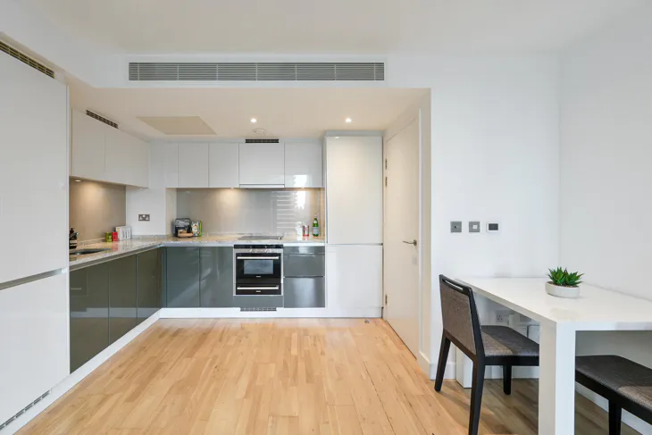 Flat Hertsmere Road in Greater London