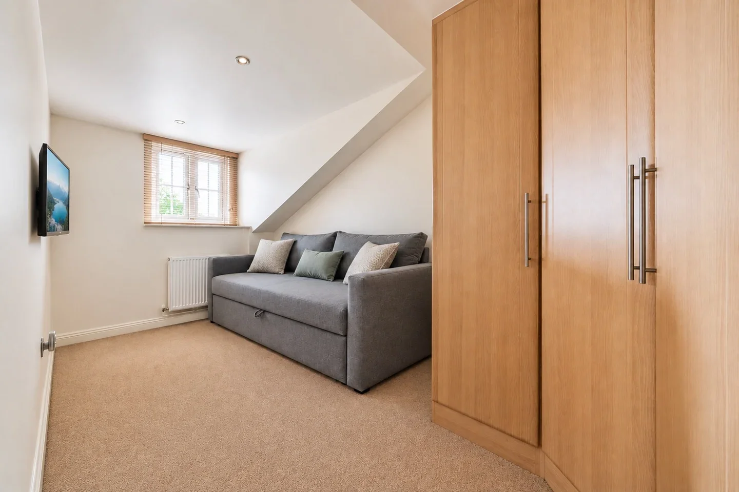 Room Uppingham Avenue in Greater London