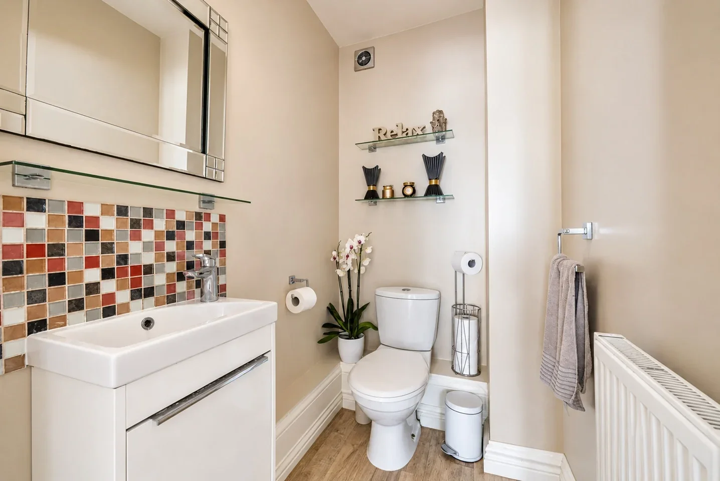 Room Uppingham Avenue in Greater London