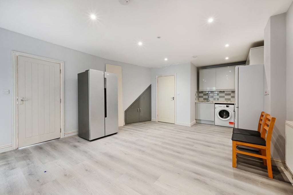 Flat Haydon Park Road in Greater London