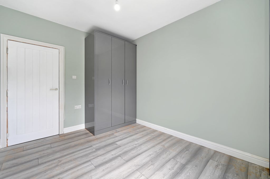 Flat Haydon Park Road in Greater London