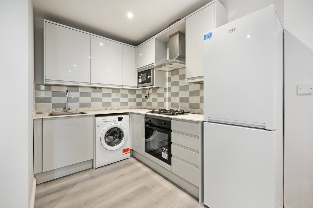Flat Haydon Park Road in Greater London