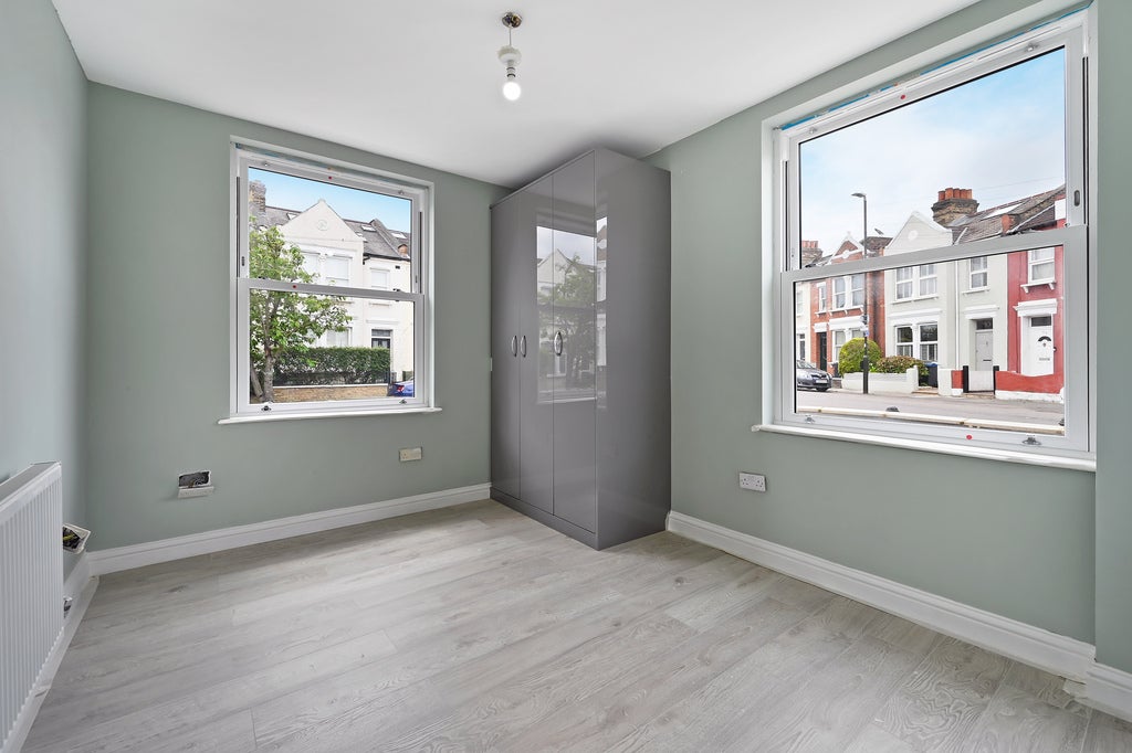 Flat Haydon Park Road in Greater London