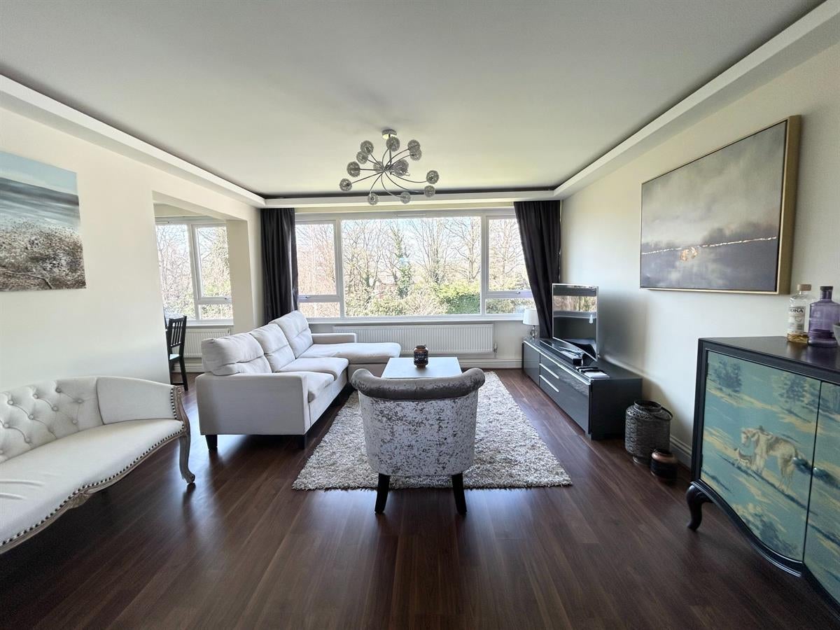 Flat Eaton Court in Guildford