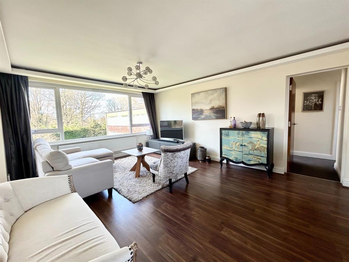Flat Eaton Court in Guildford