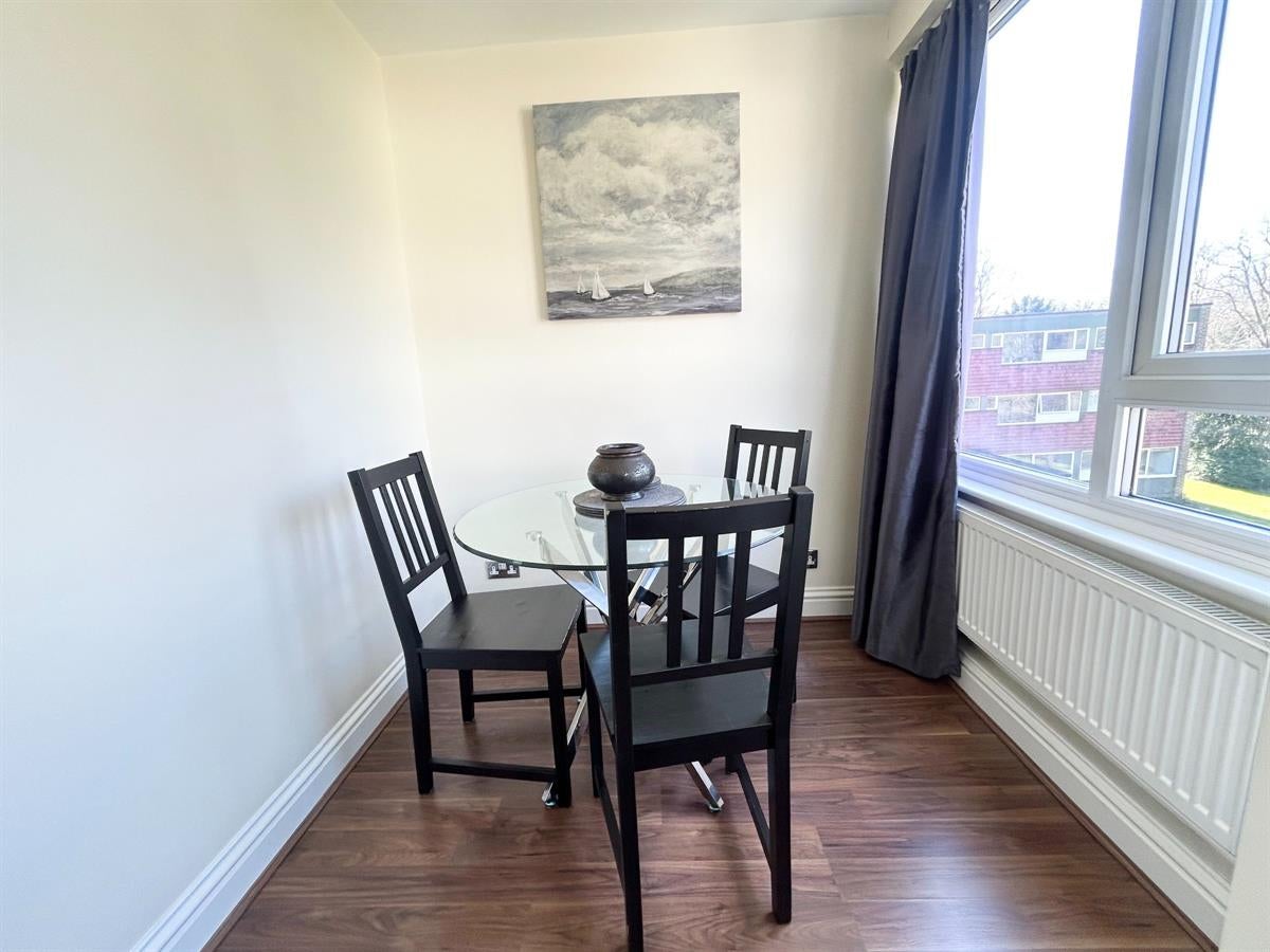 Flat Eaton Court in Guildford