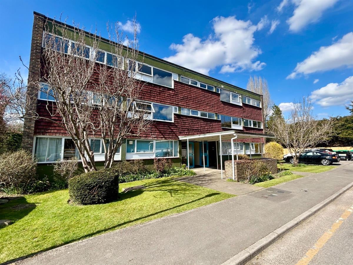 Flat Eaton Court in Guildford