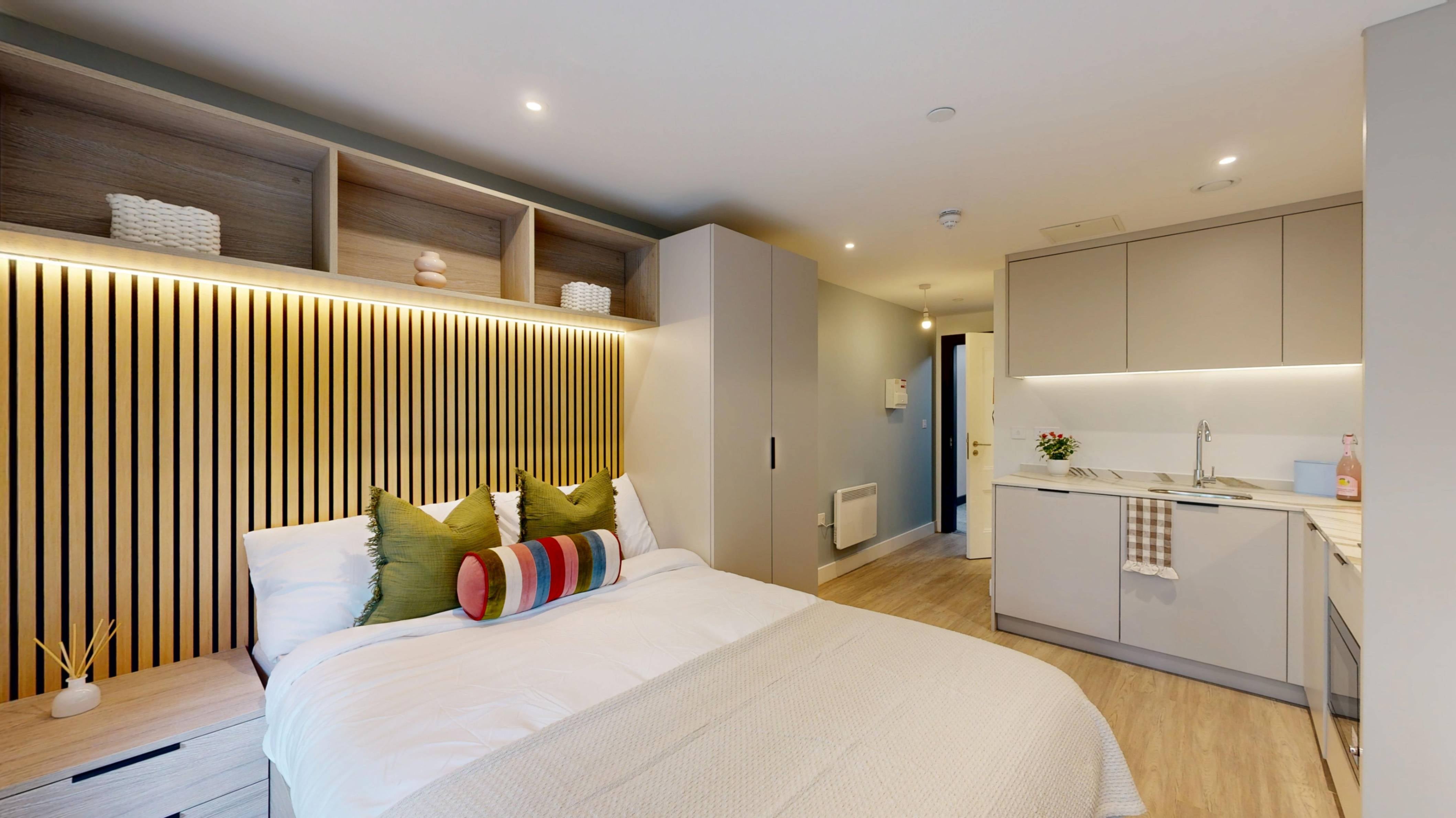 Flat Lymington Road in Highcliffe-on-Sea