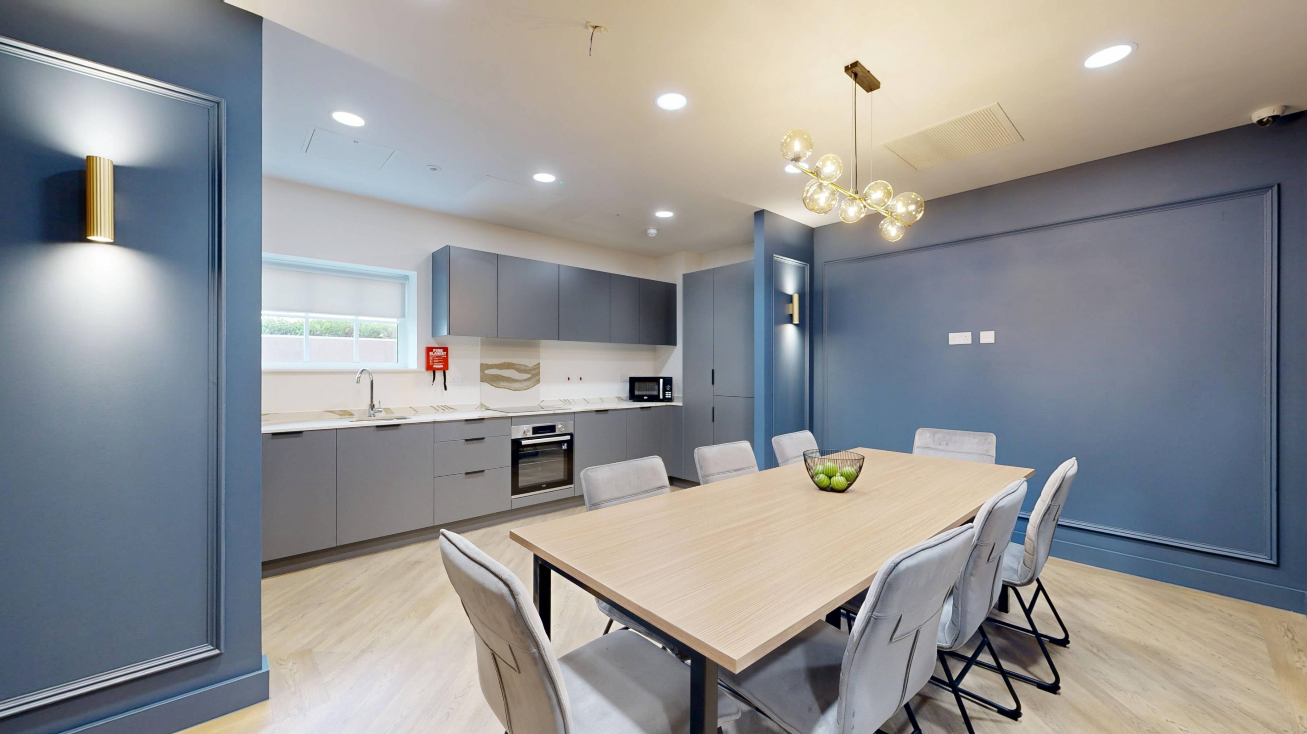 Flat Lymington Road in Highcliffe-on-Sea