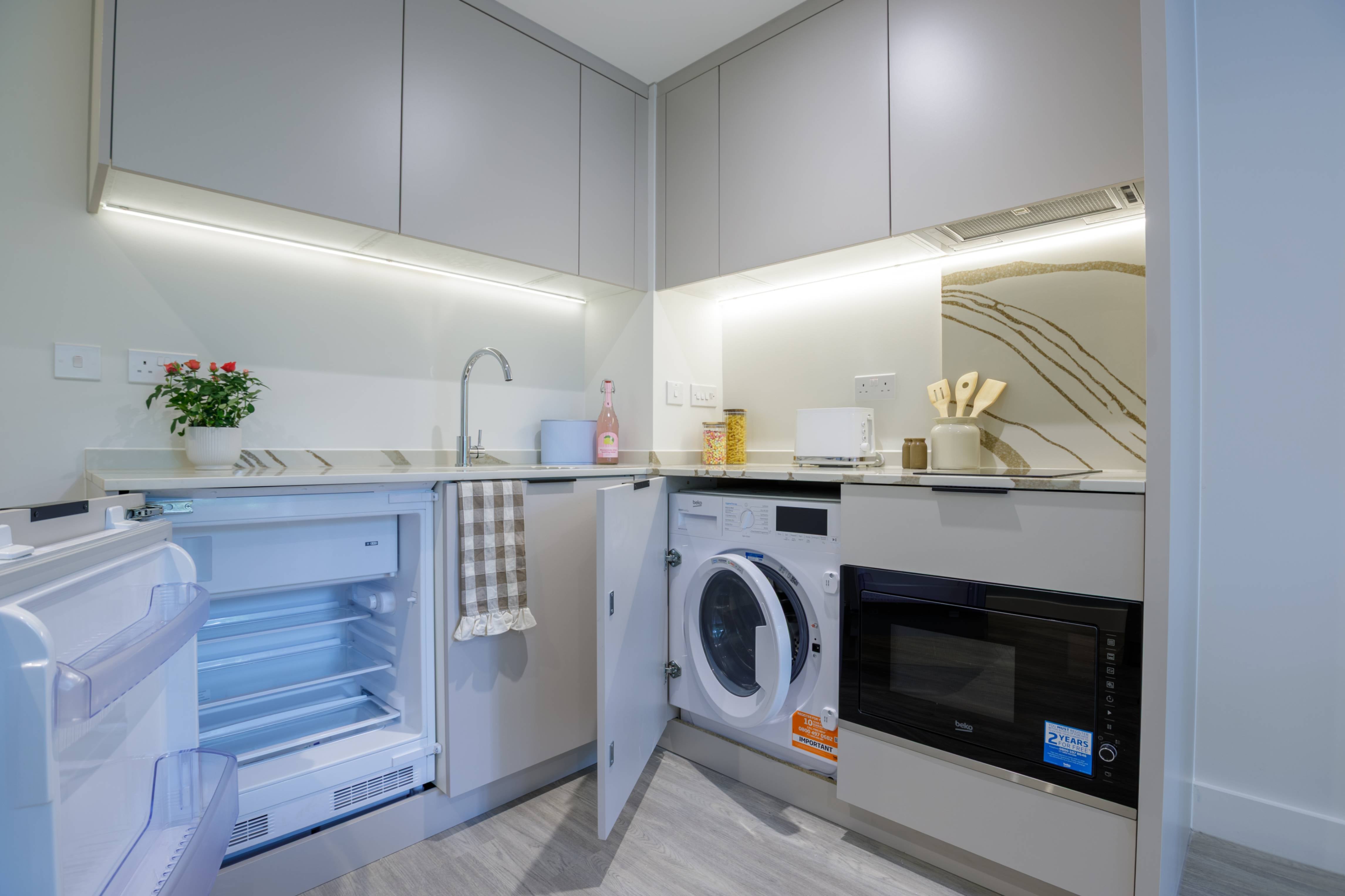 Flat Lymington Road in Highcliffe-on-Sea