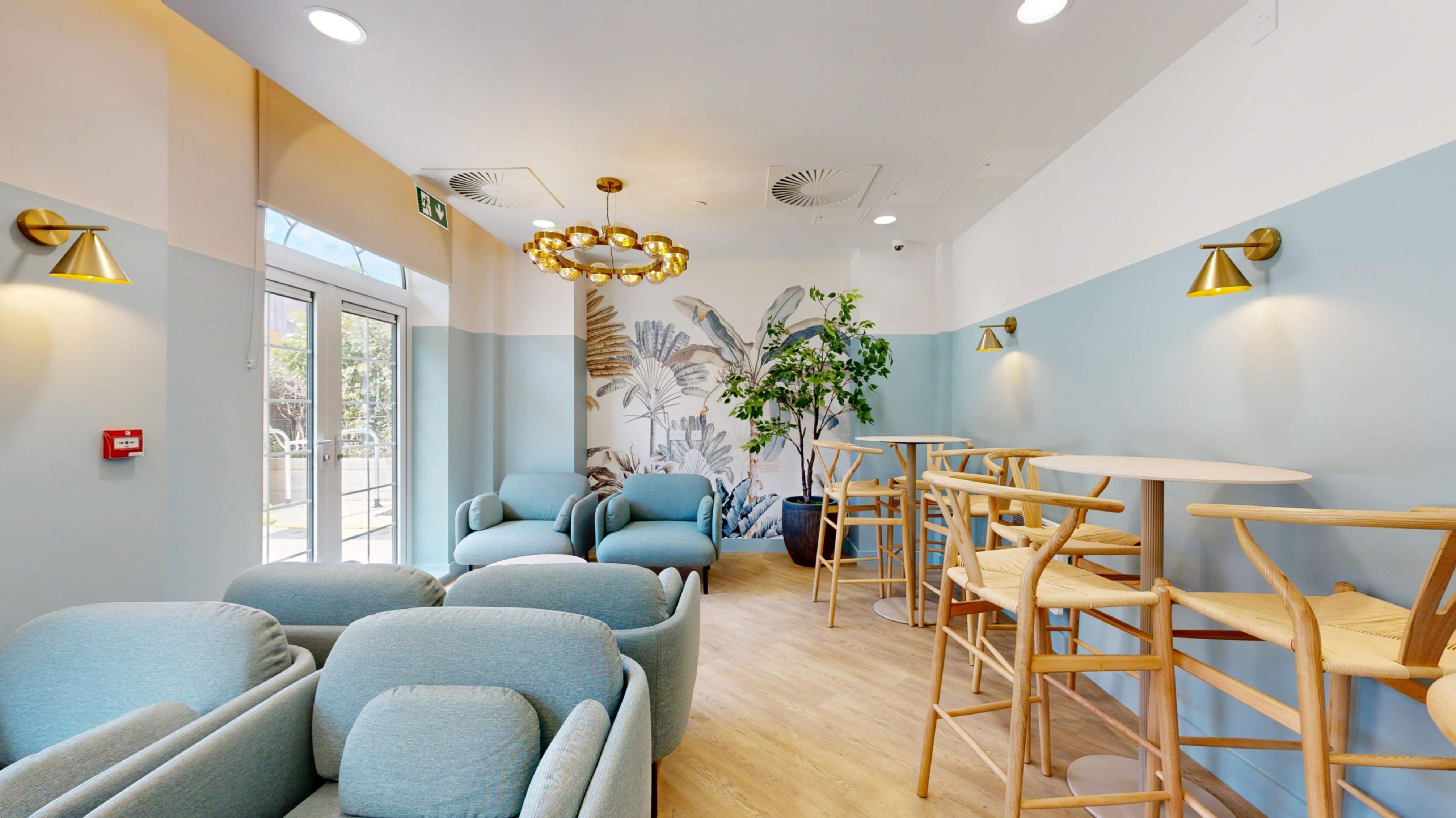 Flat Lymington Road in Highcliffe-on-Sea