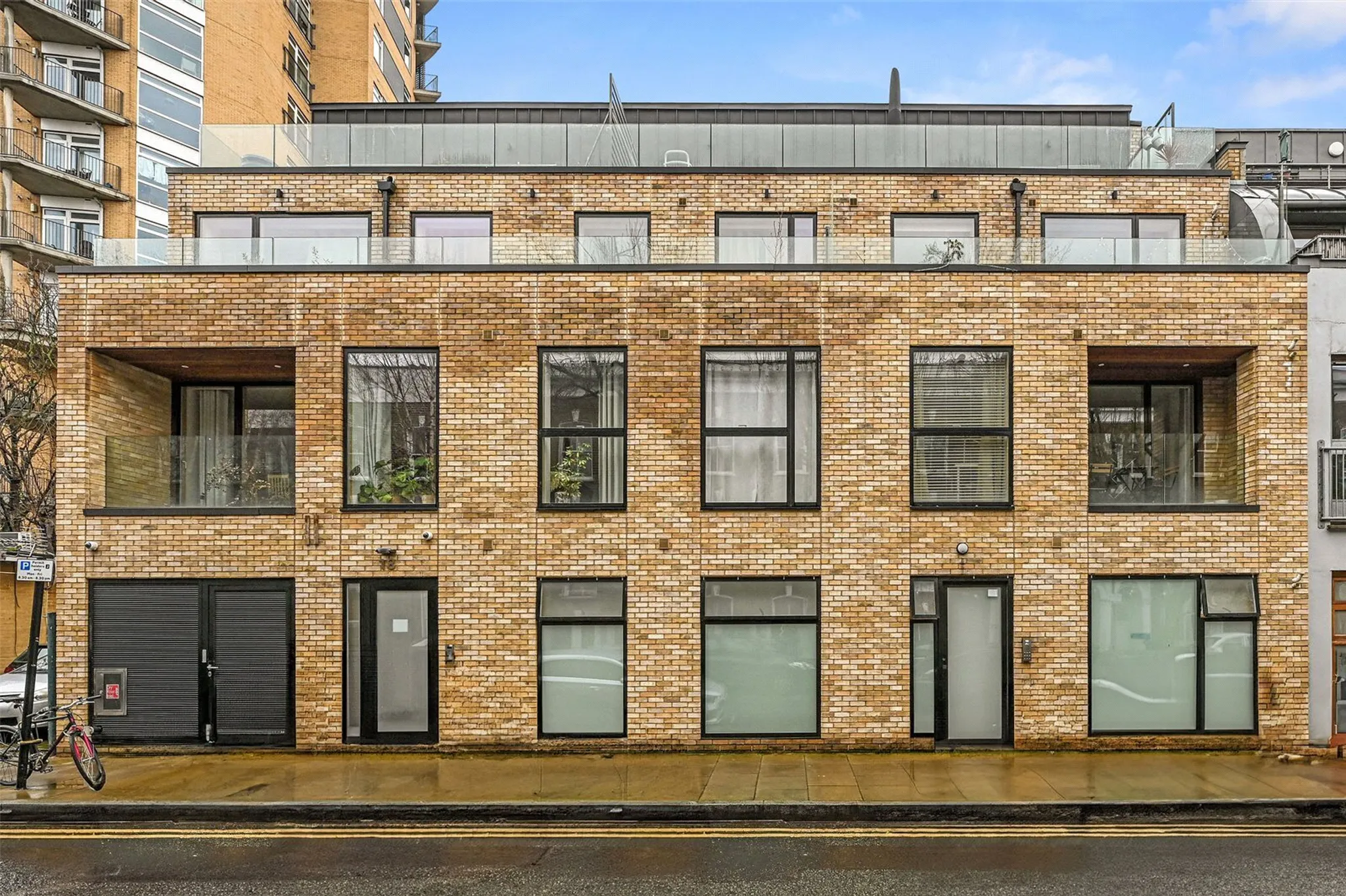 Flat Ellingfort Road in Greater London