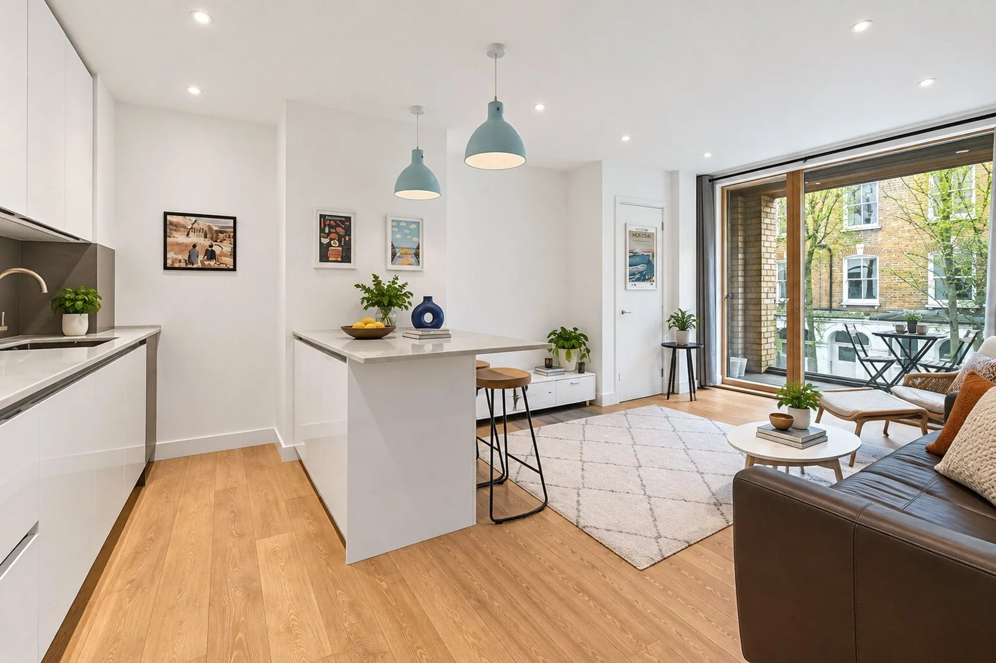 Flat Ellingfort Road in Greater London