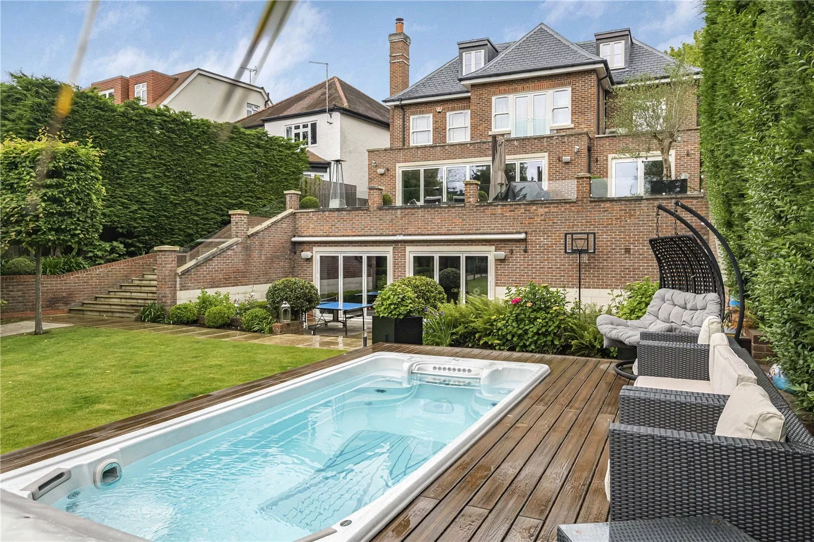 House Oakleigh Avenue in Greater London