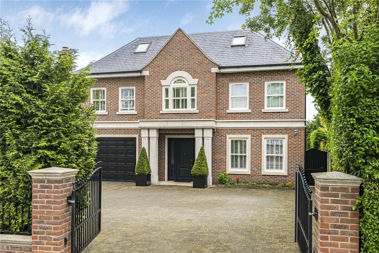 House Oakleigh Avenue in Greater London