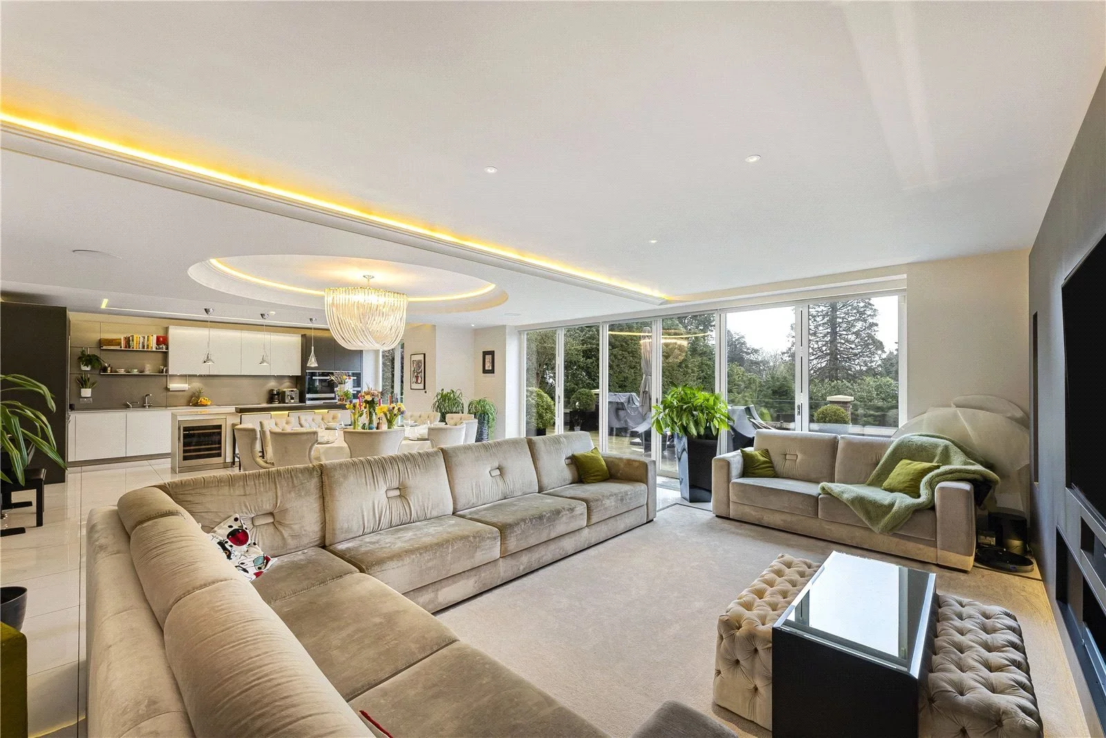House Oakleigh Avenue in Greater London