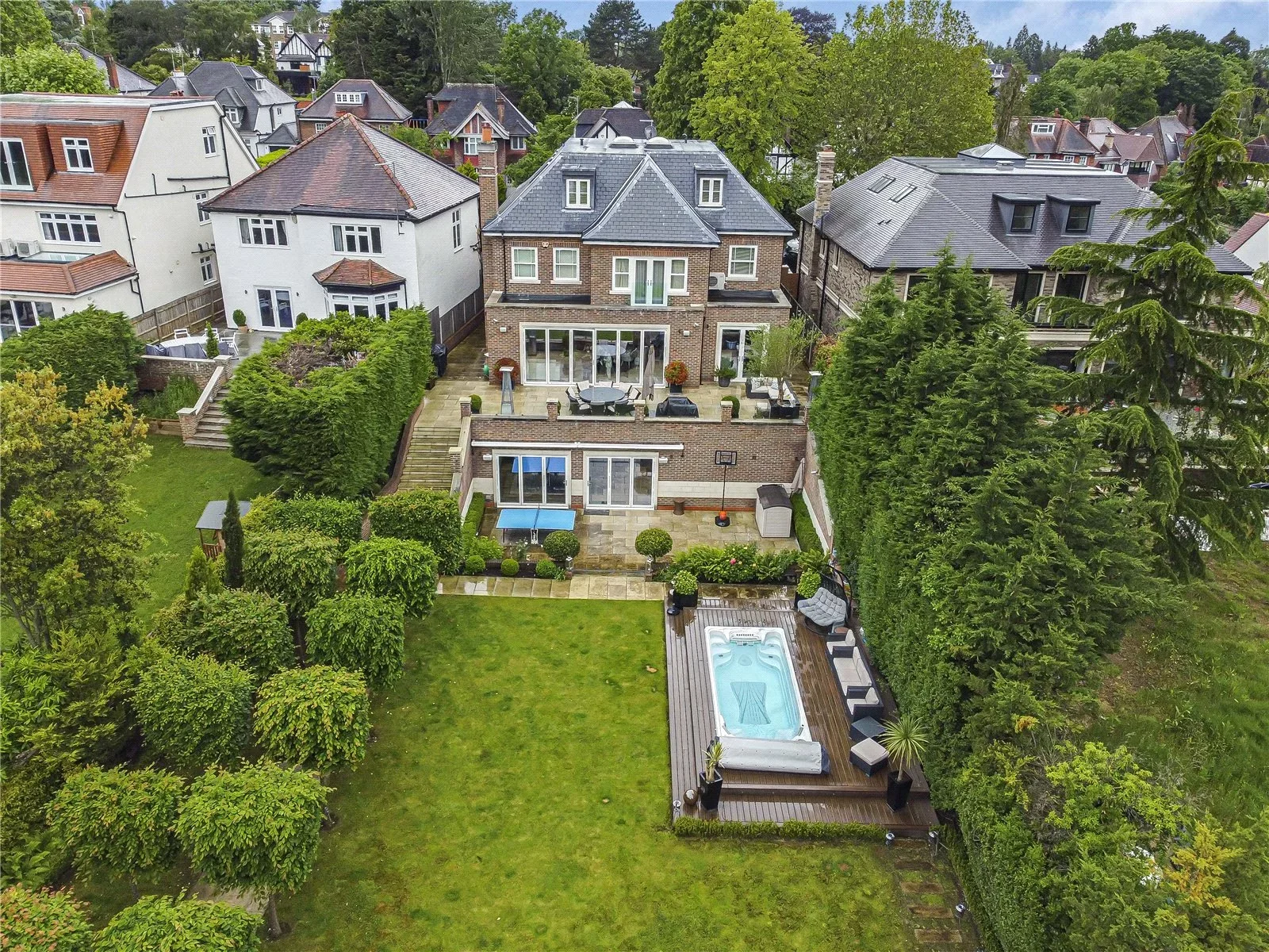 House Oakleigh Avenue in Greater London