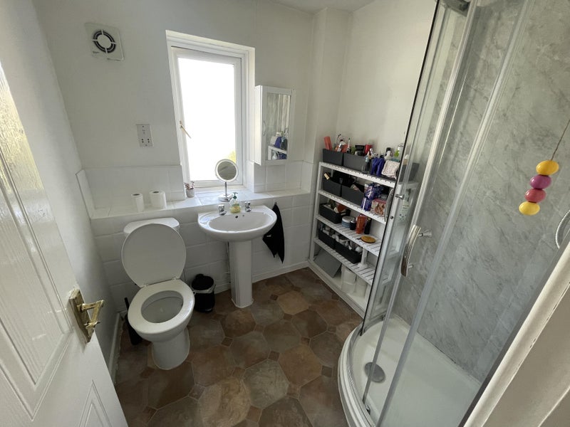 Room Georgette Drive in Salford