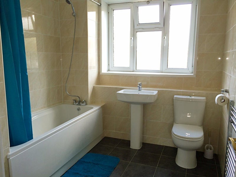 Room Tiller Road in Greater London