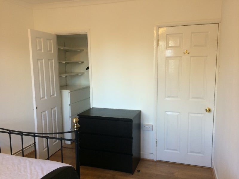 Room Tiller Road in Greater London