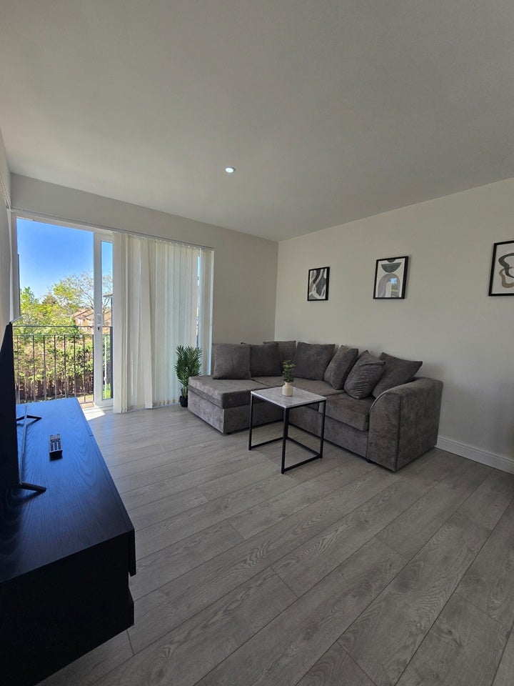 Flat Blackburn Way in Greater London