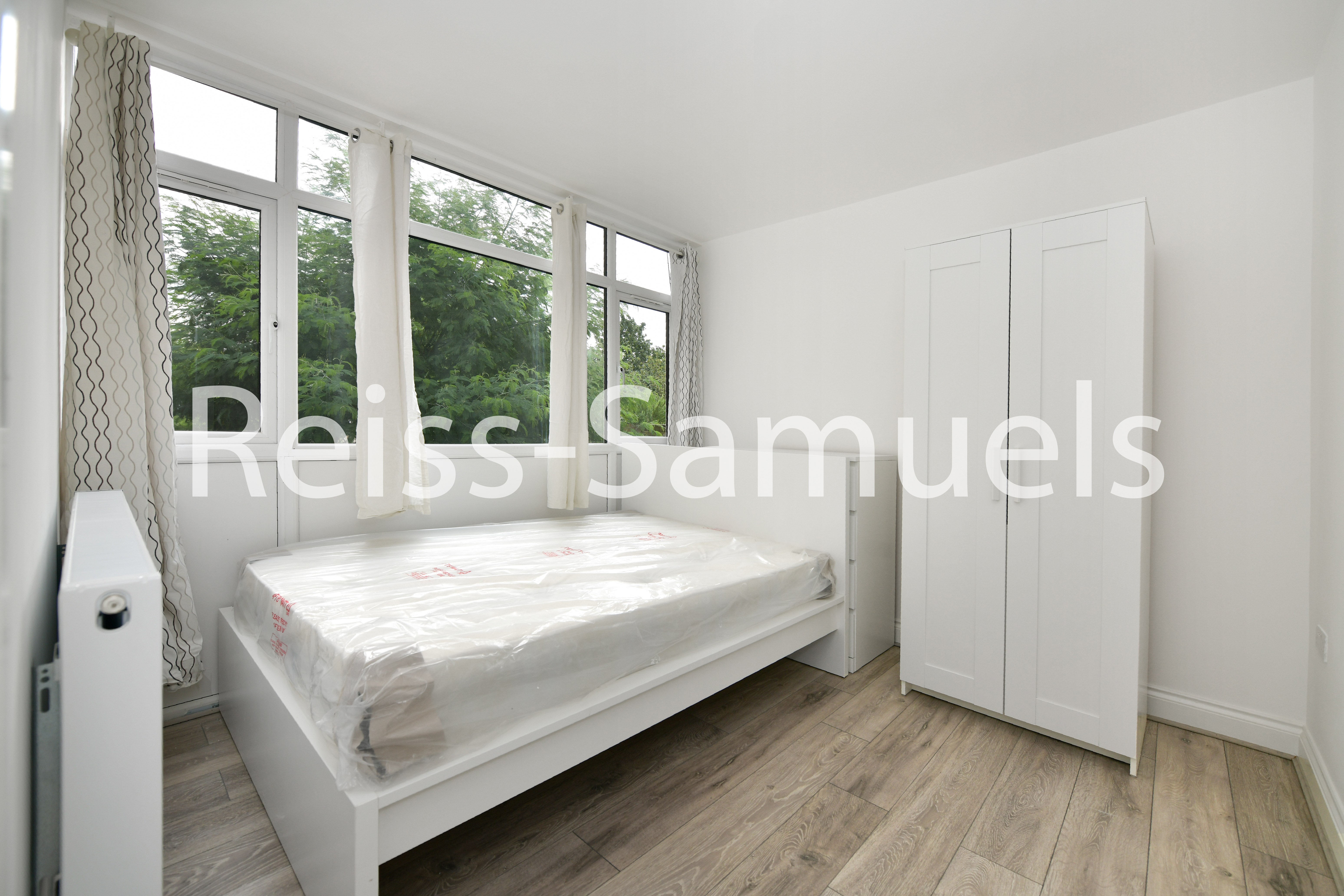 Flat Whitebeam Close in Greater London