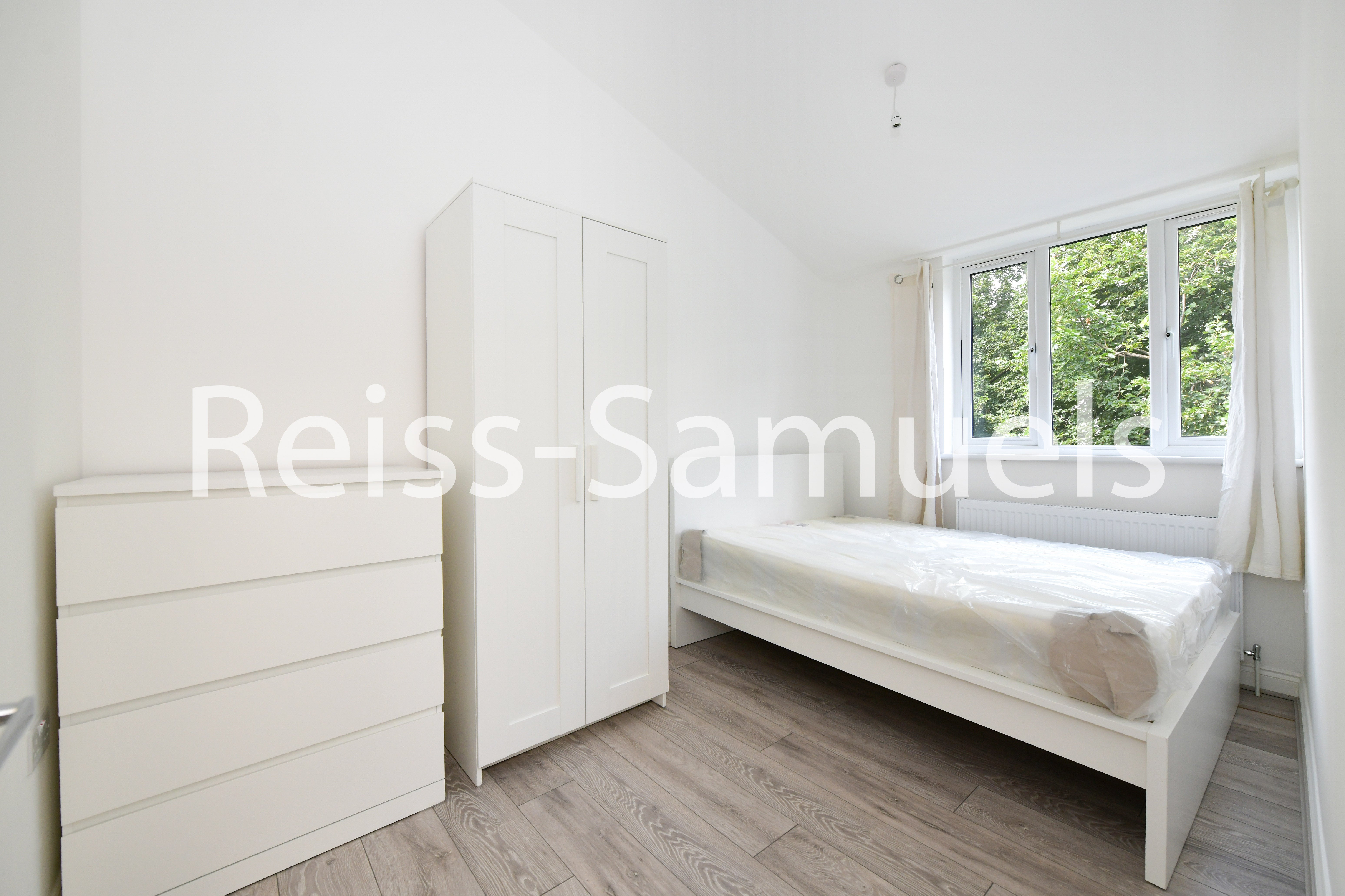 Flat Whitebeam Close in Greater London