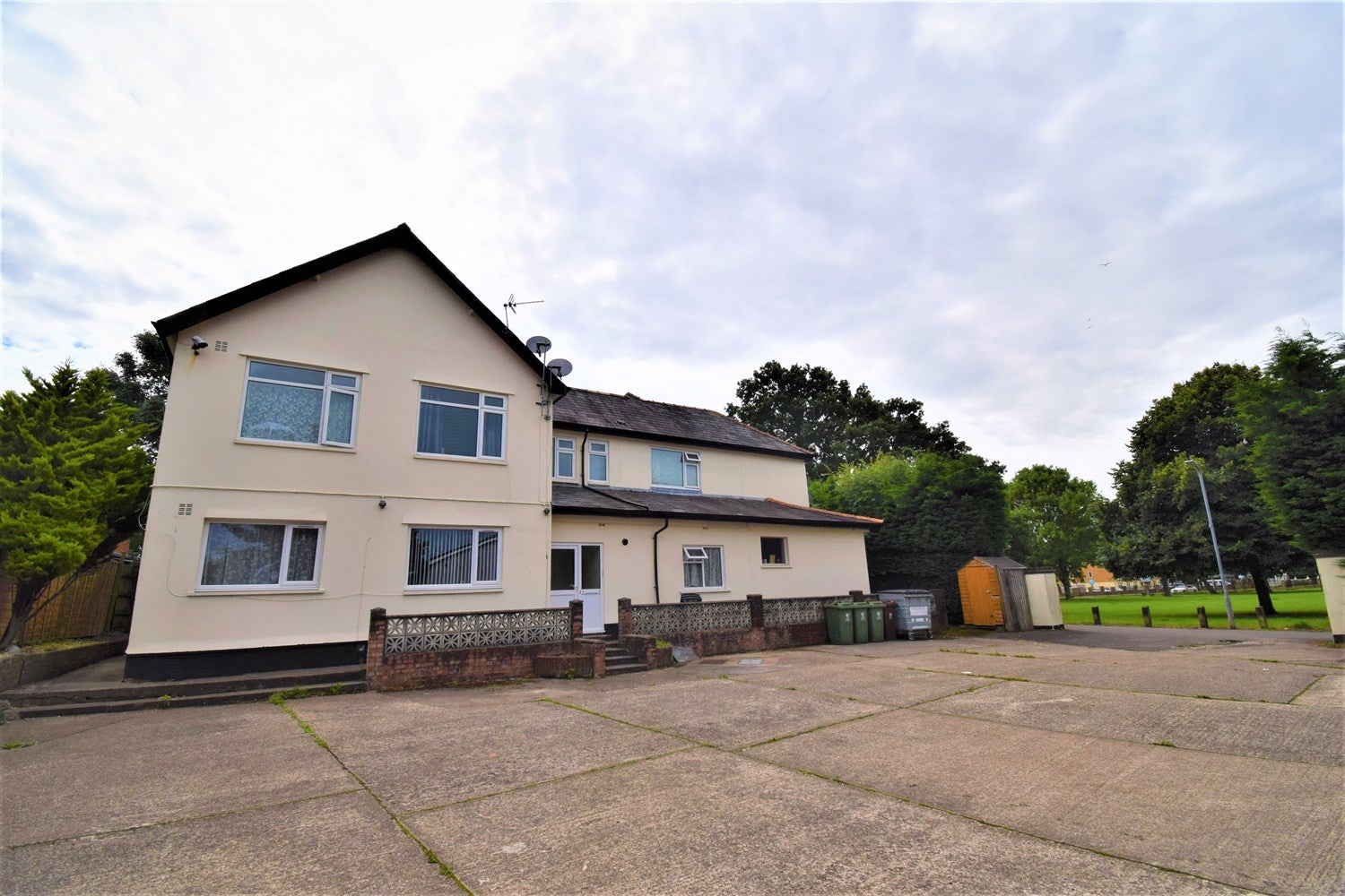 Flat Highcroft Walk in Cardiff