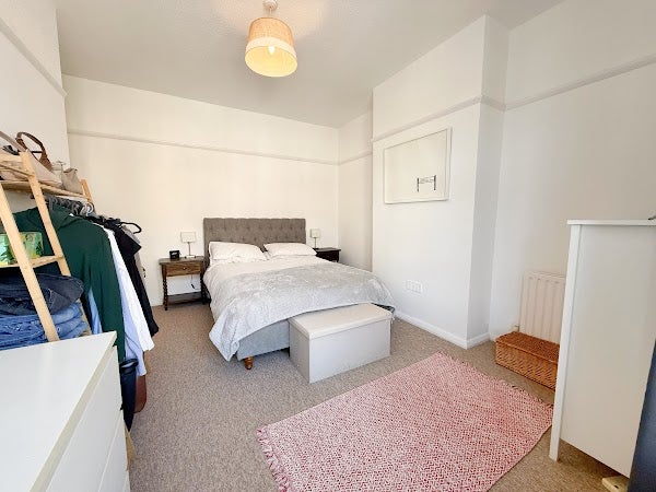 Flat Penn Hill Avenue in Poole