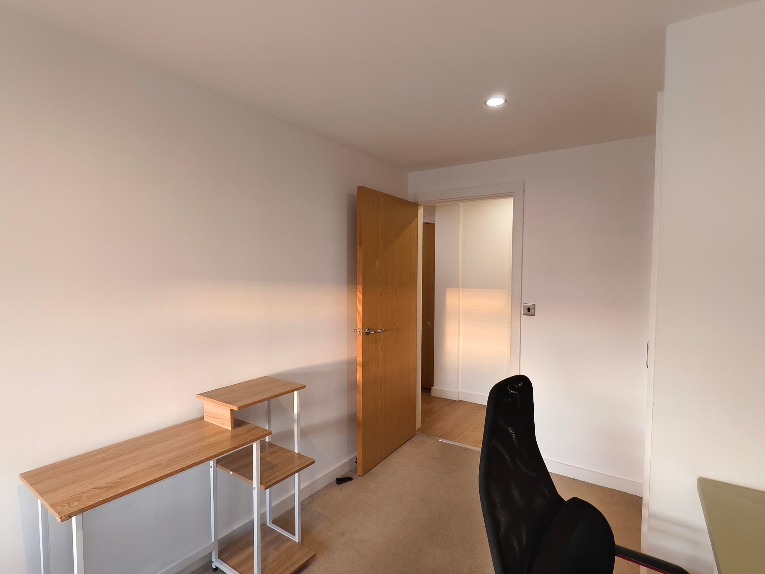 Flat Rainhill Way in Greater London