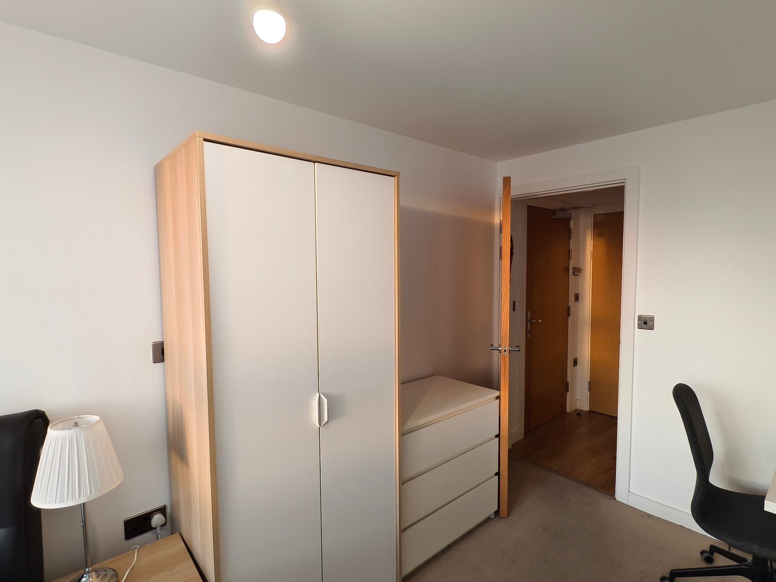 Flat Rainhill Way in Greater London