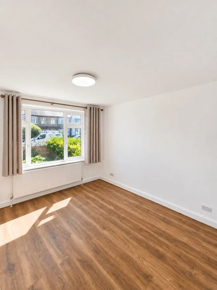 Flat Ellerdine Road in Greater London