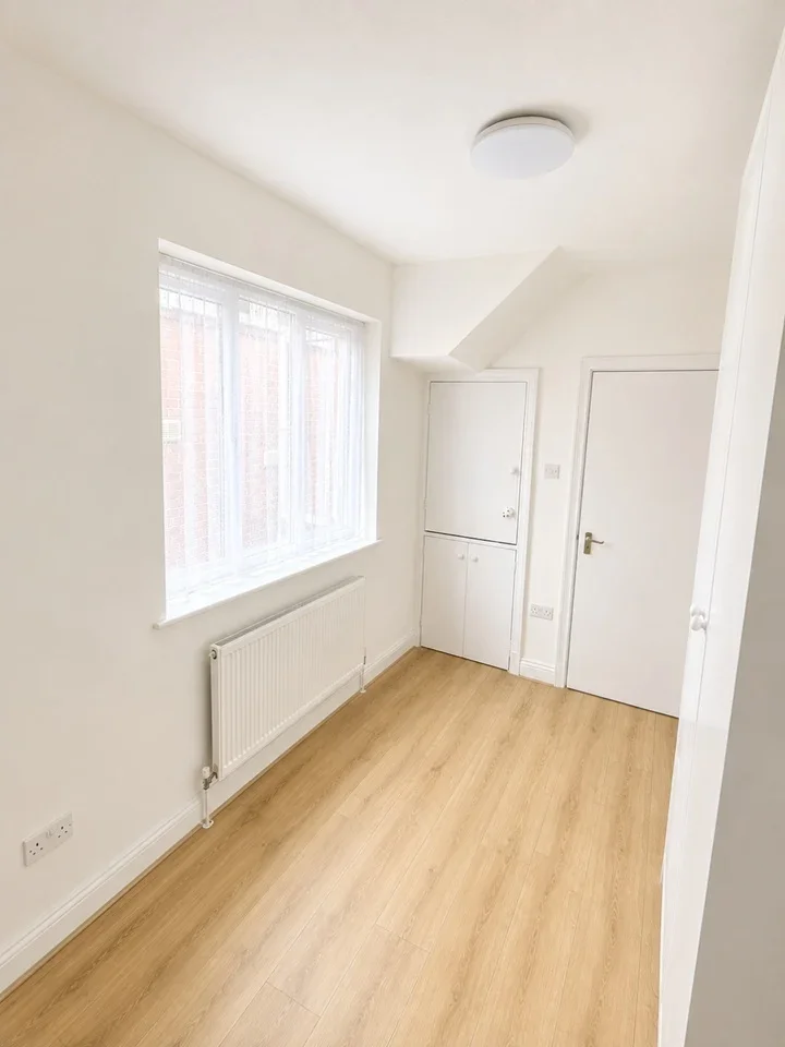 Flat Ellerdine Road in Greater London
