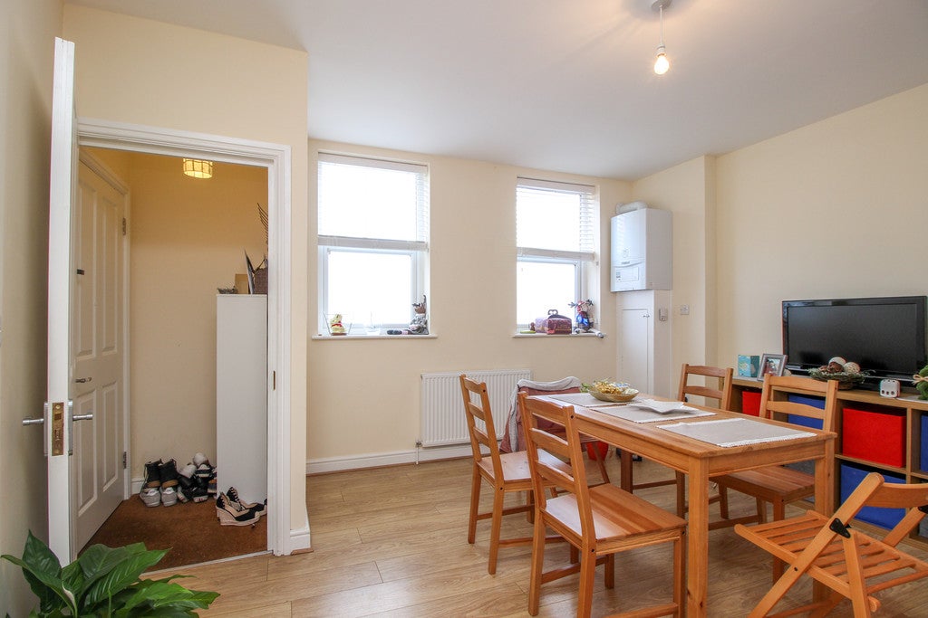 Flat Clarendon Road in Greater London