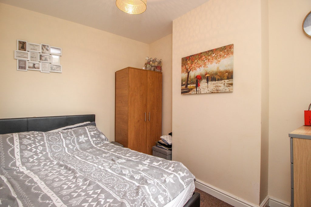 Flat Clarendon Road in Greater London