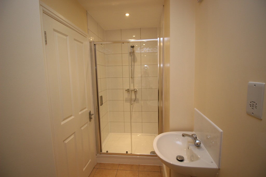 Flat Clarendon Road in Greater London