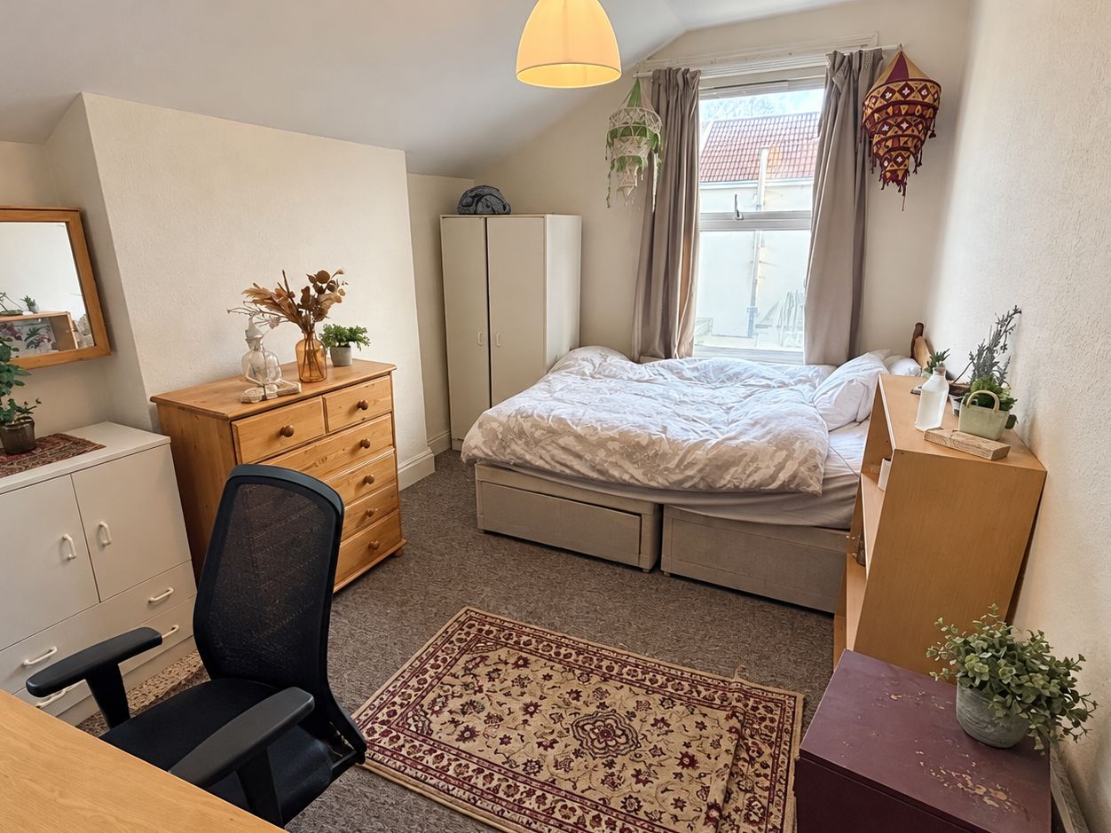 Room Gloucester Road in Bristol