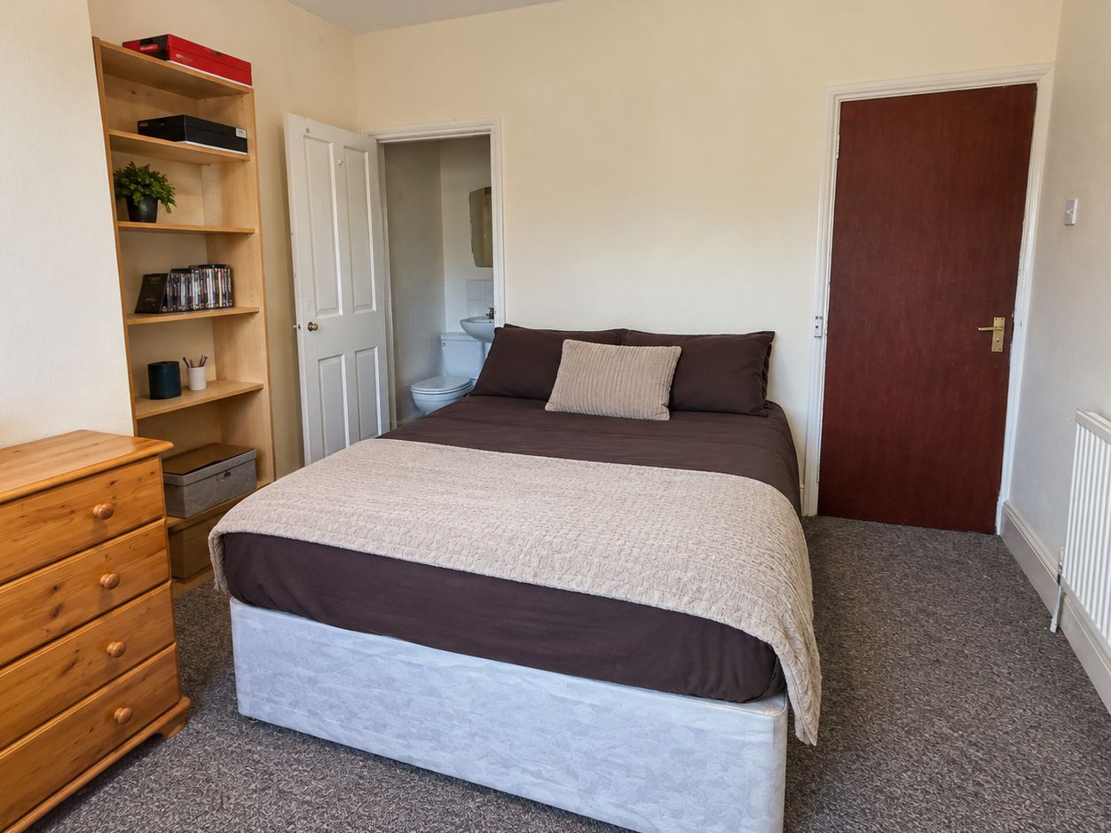 Room Gloucester Road in Bristol