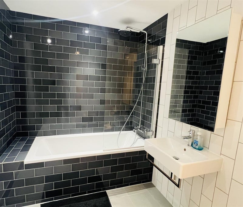 Room Admiralty Avenue in Greater London