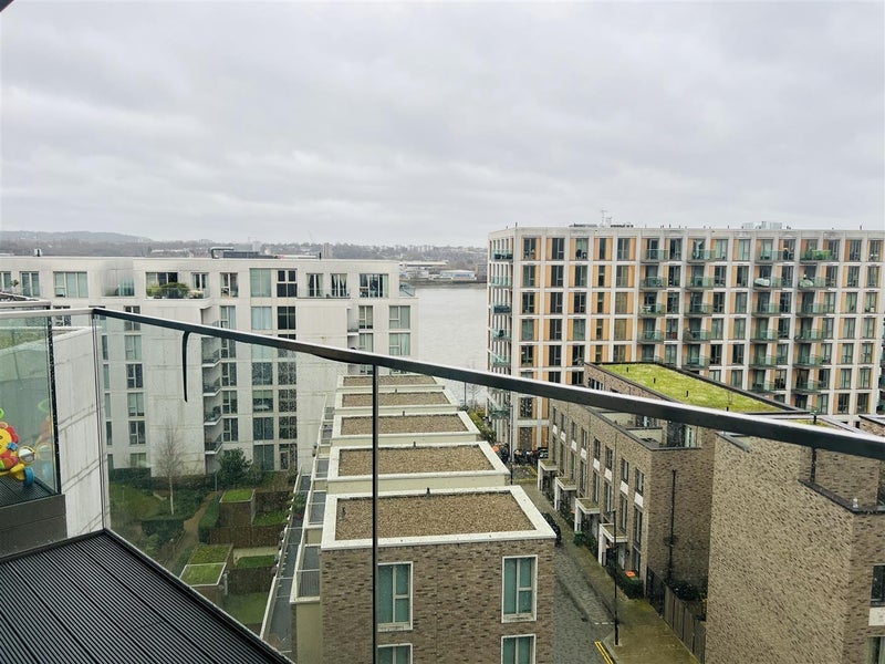 Room Admiralty Avenue in Greater London