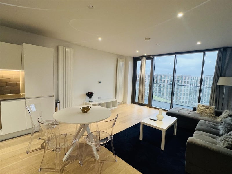Room Admiralty Avenue in Greater London
